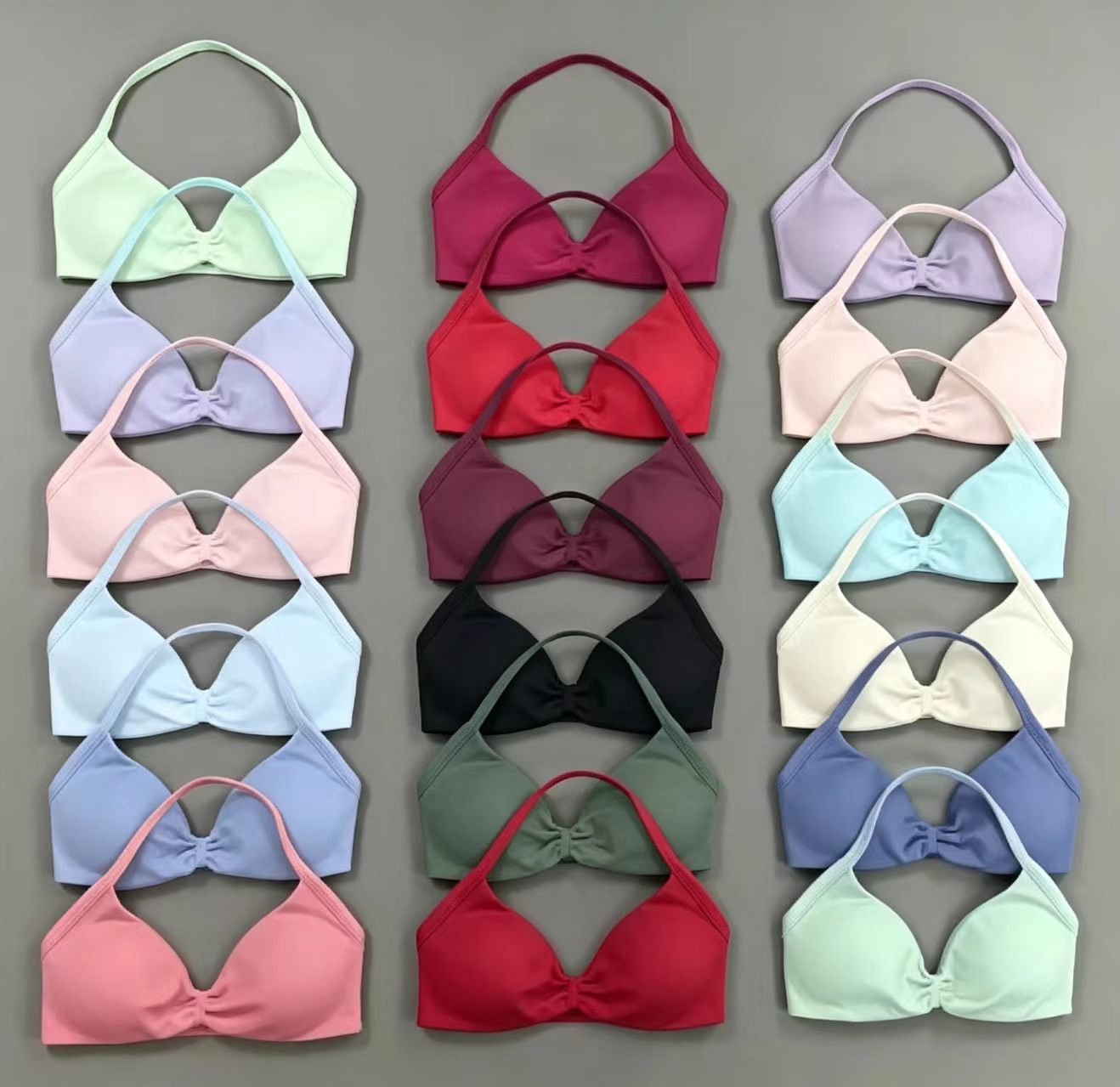 Sports Bra High Impact - DF スポーツブラ、パッド入り、ストラップ付き、セクシーなデザイン、背中が開いたクロップド丈、取り外し可能なカップ付き、女性用、ワークアウトウェア、ジム用トップス、ホルターネック、スポーツブラ。