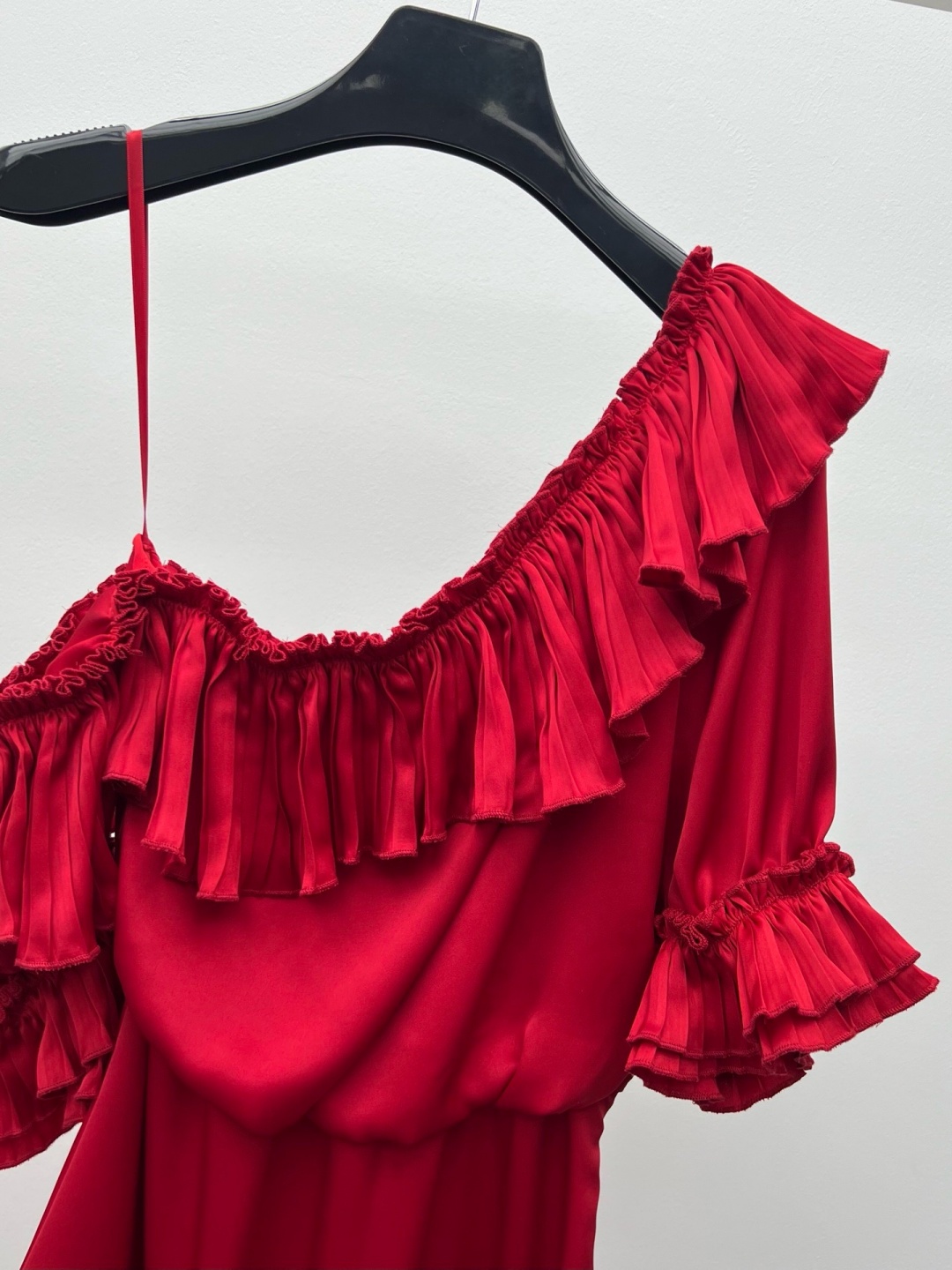 エレガントなルーシュ加工のワンショルダーアセテートサテンドレ - Corset Waist Cinch のレビューと価格